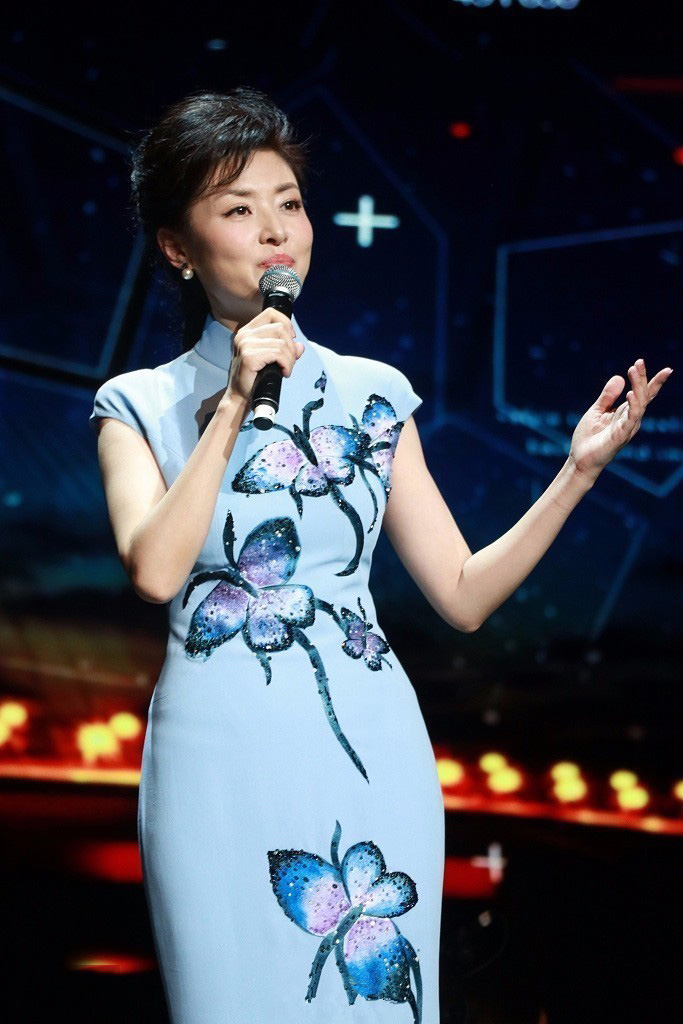 原创51岁周涛演绎中国风韵味,一袭大红旗袍裙温婉又大气,美得很高级