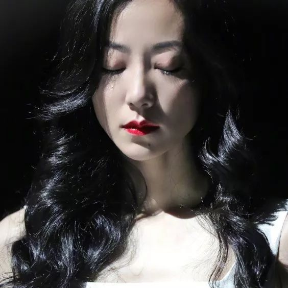 我们可以选择哑光质地的唇膏,这种口红特别适合突出唇部的质感和唇线