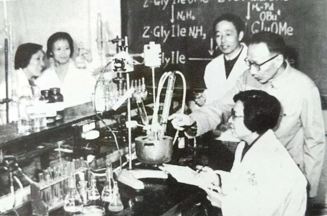 人工合成牛胰岛素问世1965年1958年半导体班毕业留影中国芯片的梦起之