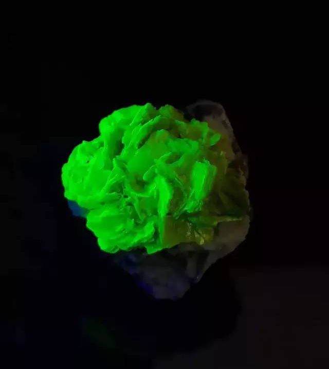 现在这样的矿物晶体成为了爱好者疯狂收藏的对象一块矿石往往卖到几千