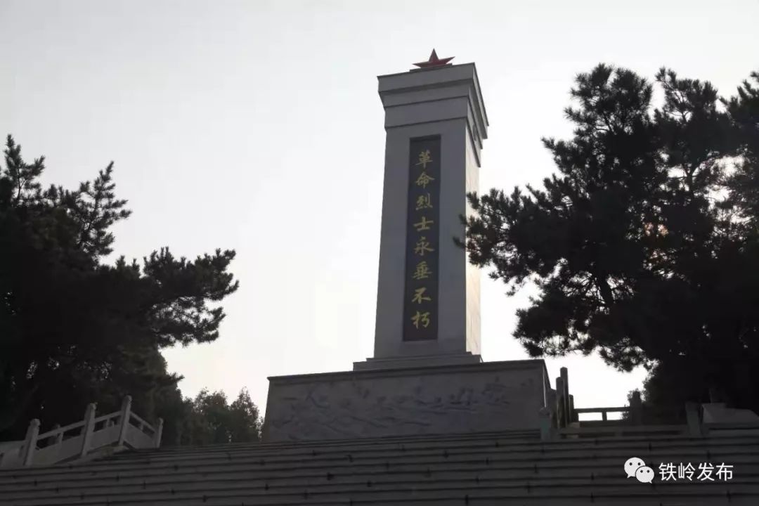 位于龙首山上的革命烈士陵园显得格外肃穆.
