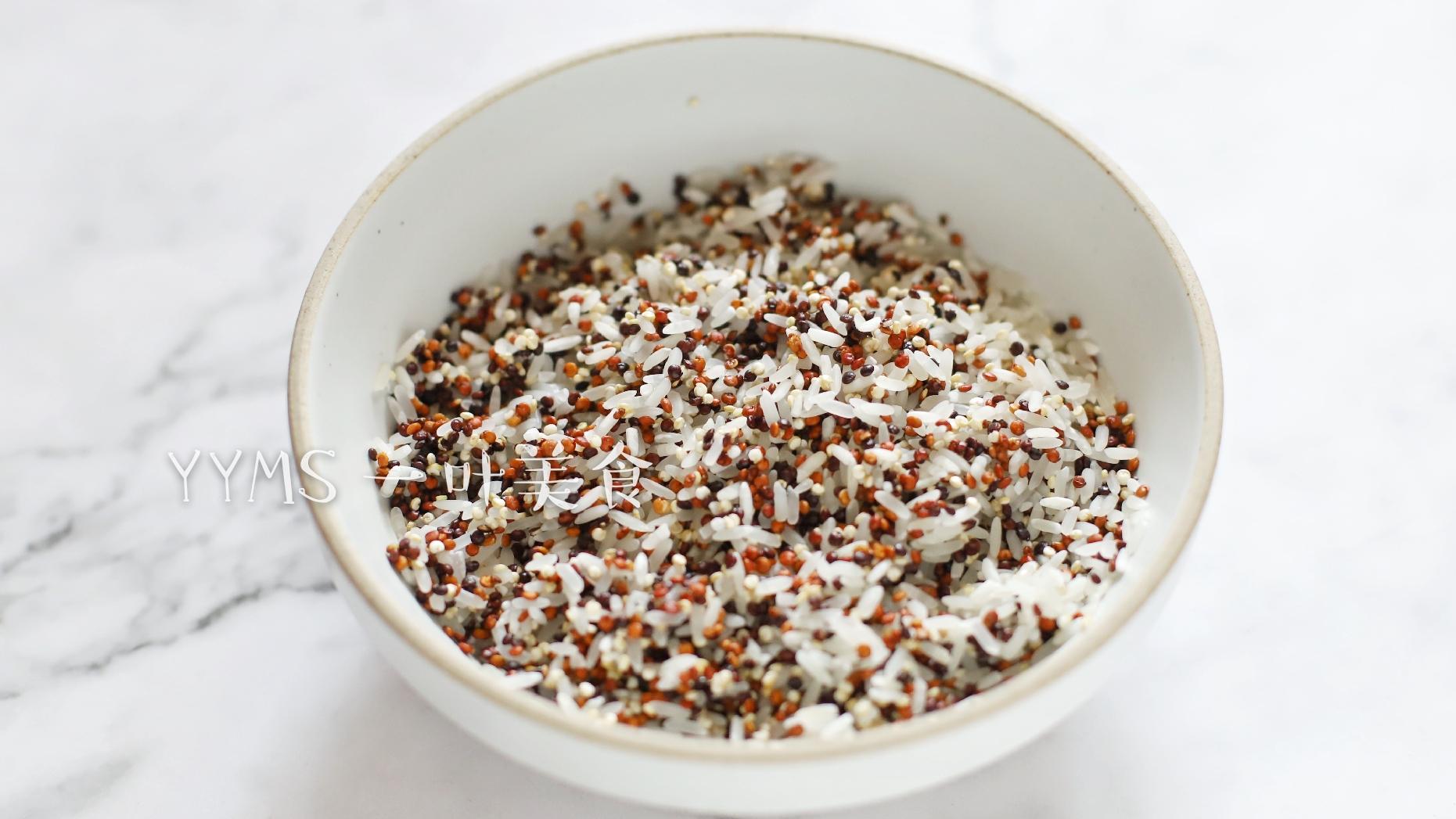 5厘米的水,开始煮饭,煮好的藜麦饭装出来.