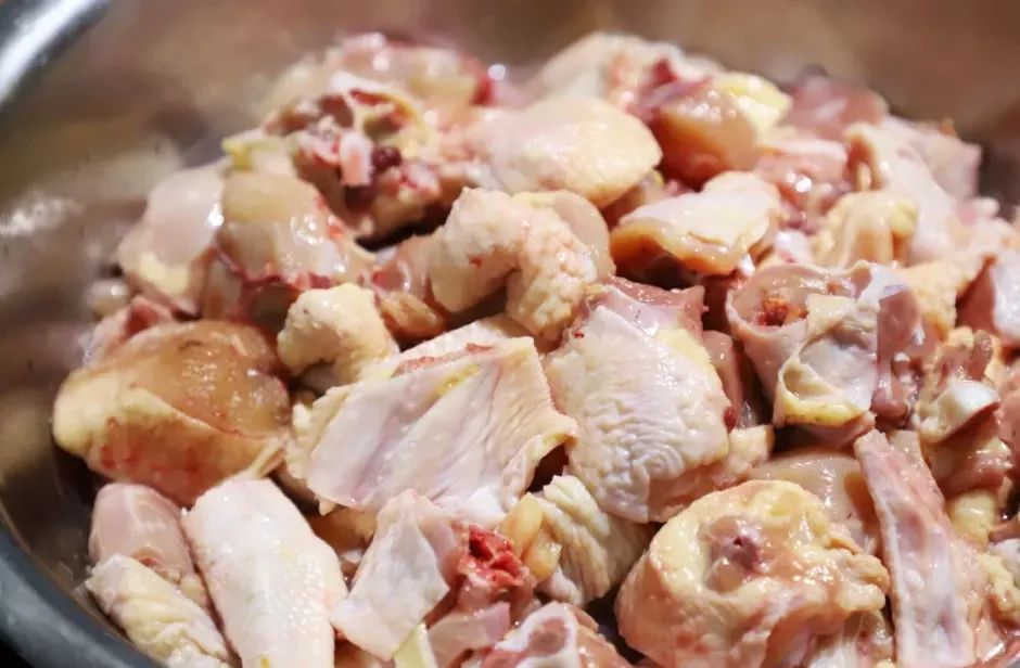 每天早晨现杀现切,拒绝过夜鸡,保证新鲜~除此之外,还有优质的放养柴