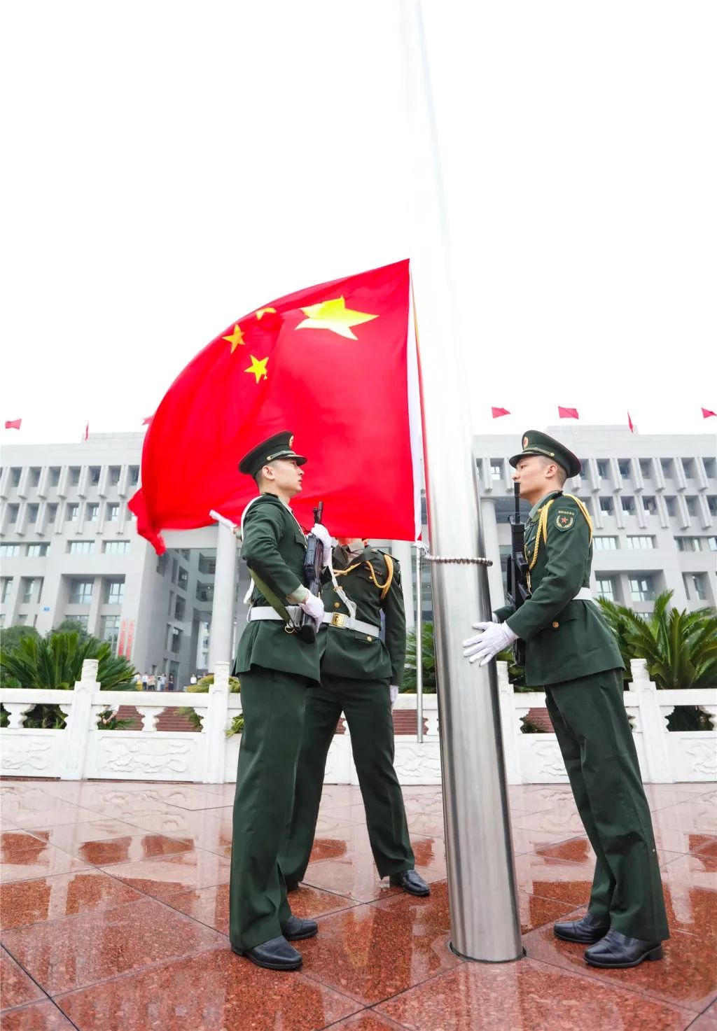 庆祝新中国成立70周年遂宁市举行庄严升国旗仪式