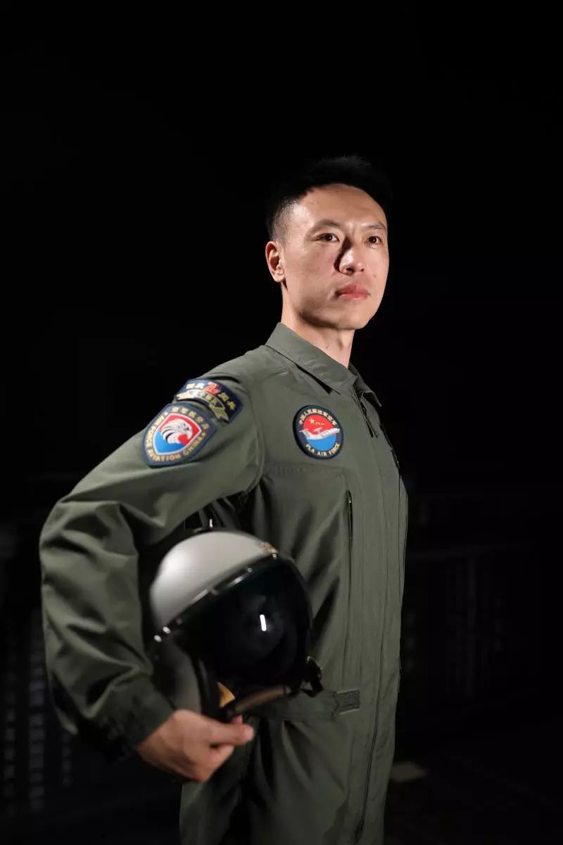 伴公汀米秒不差飞过天安门上空驻沪空军某部特级飞行员张洪荣驾机接受