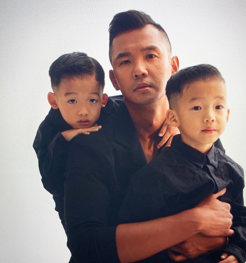 陈建州携双胞胎儿子拍写真父子三人同框帅气不分上下