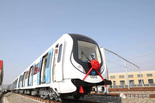 地铁2号线一期工程首列车入驻喇嘛营车辆段