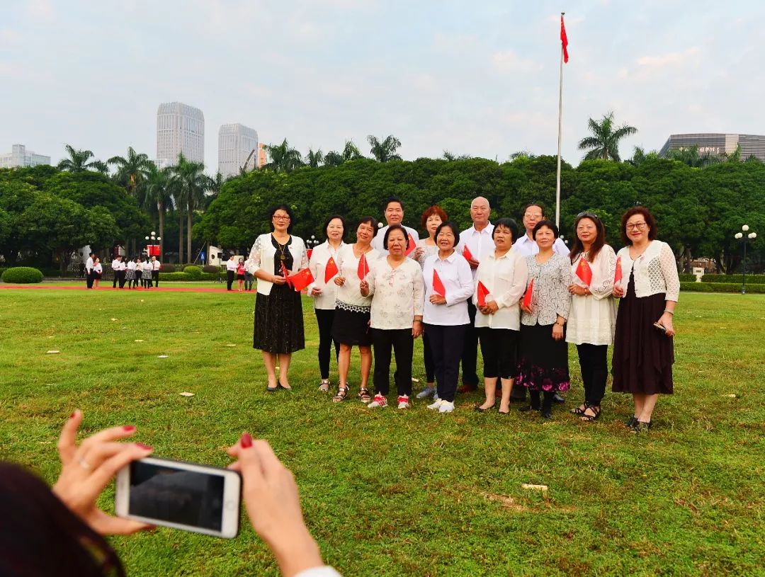 国旗飘扬国歌嘹亮中山举行庆祝新中国成立70周年升旗仪式