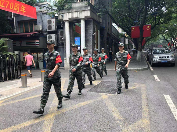 上清寺街道武装部组织民兵国庆期间开展巡逻 渝中区人武部供图