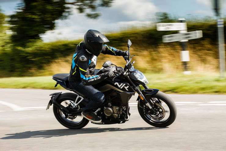 走向世界的cfmoto春风海外车型300nk英国测评