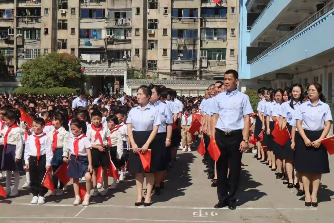 9月24日,金风送爽,景德镇市第十一小学到处洋溢着灿烂的笑容,耳边回荡