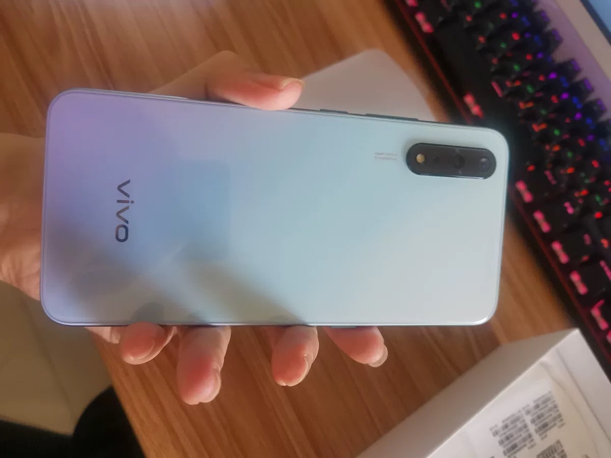 vivo出手4500mah屏幕指纹4800万三摄发布两个月跌至1398