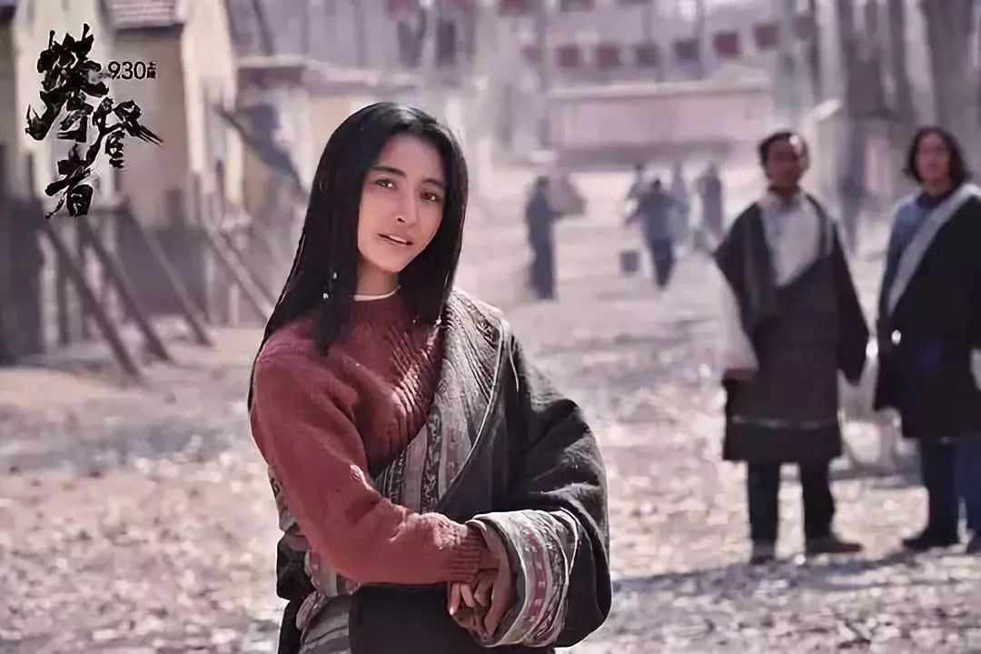 而且,为了延伸这条情感线,导演让黑牡丹在登山前的集训中为李国梁放水