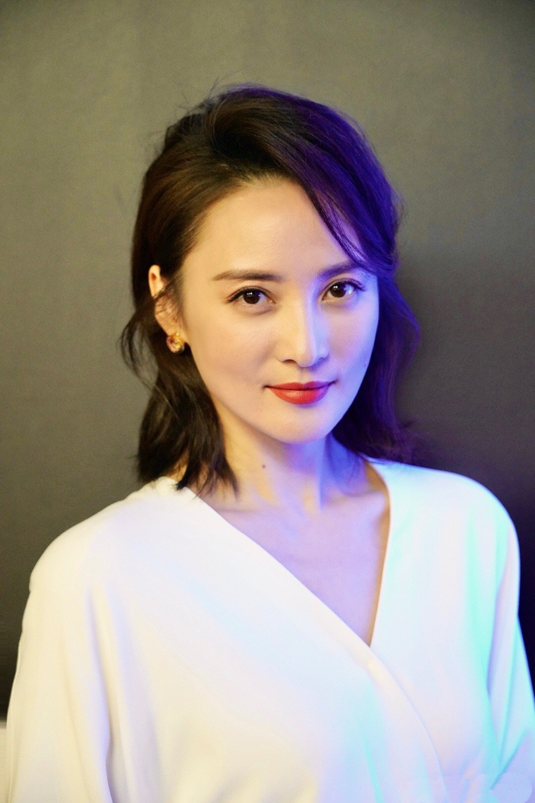 原创蒋勤勤一袭白裙现身44岁也少女大5岁陈建斌却发福变油腻大叔