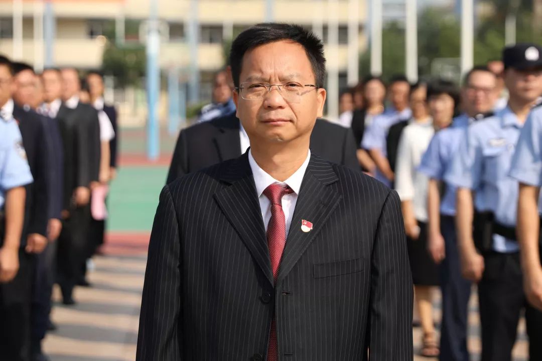 主任,公安,交警,铁骑代表,学校教师,学生代表等在谢岗镇中心小学参加