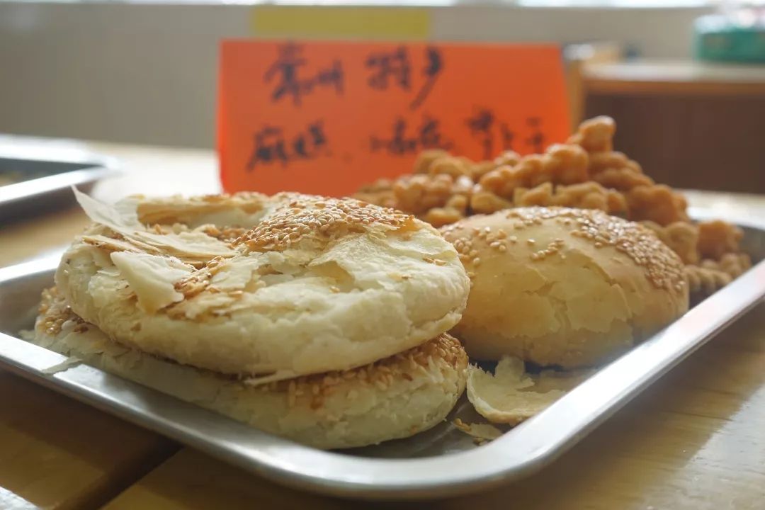 這是常州特產: 麻糕,小麻花,蘿蔔乾;這是新疆的葡萄乾;這是上海的大