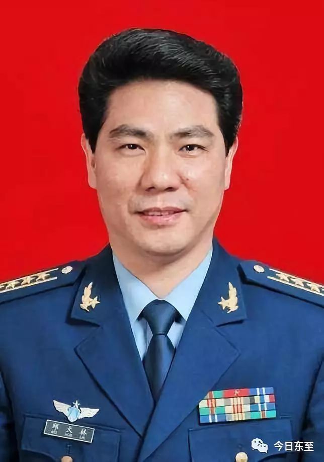 距阅兵现场千里之外的龙泉镇铁炉村,邱火林少将的家乡,一群村民早早的