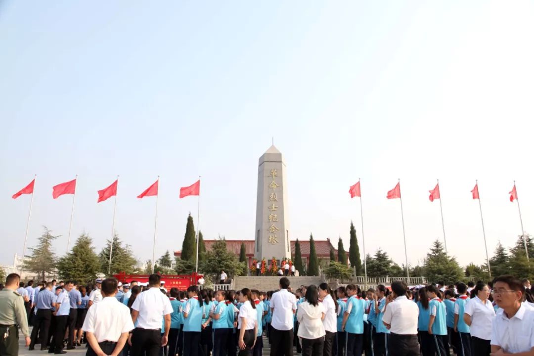 辉县法院组织参加烈士纪念日公祭活动