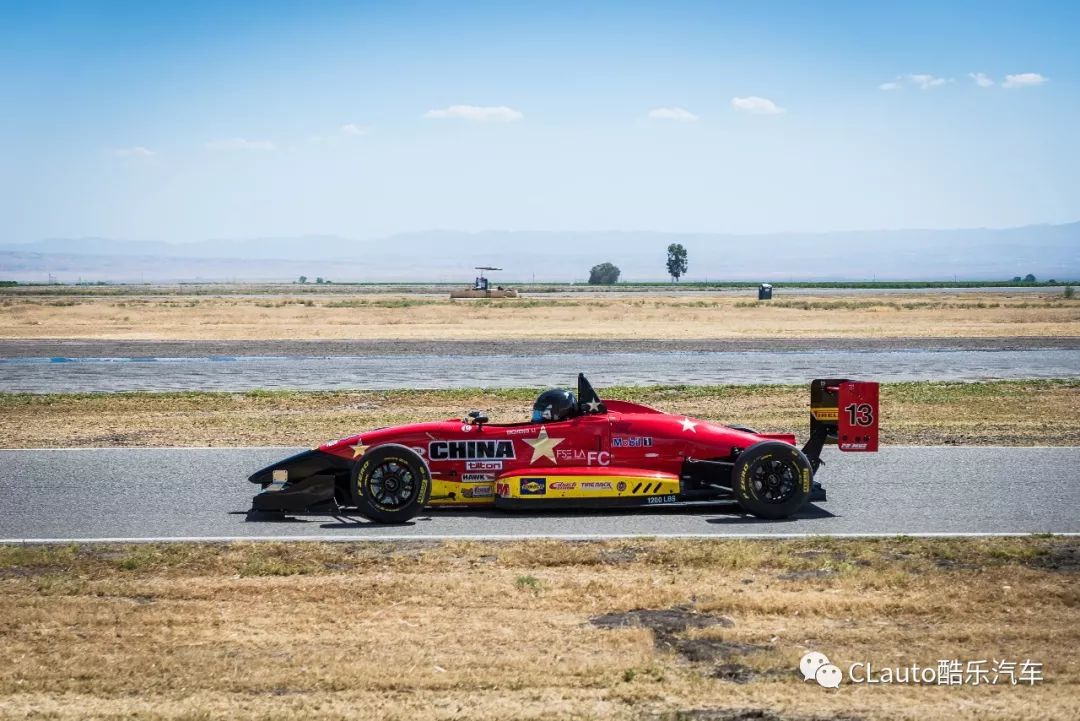 希望祖国为我自豪驾驶china字母红色涂装的赛车让五星红旗飘扬在