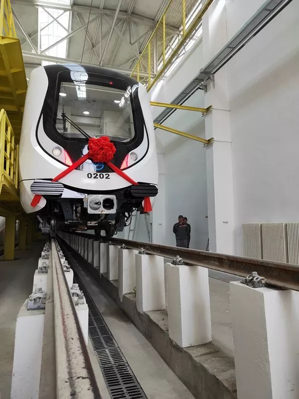 呼和浩特地铁2号线首列电动客车亮相!