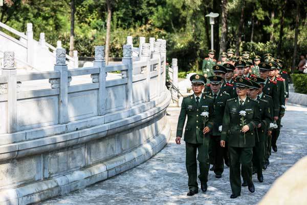 烈士纪念日 武警云南总队红河支队官兵向革命先烈敬献鲜花