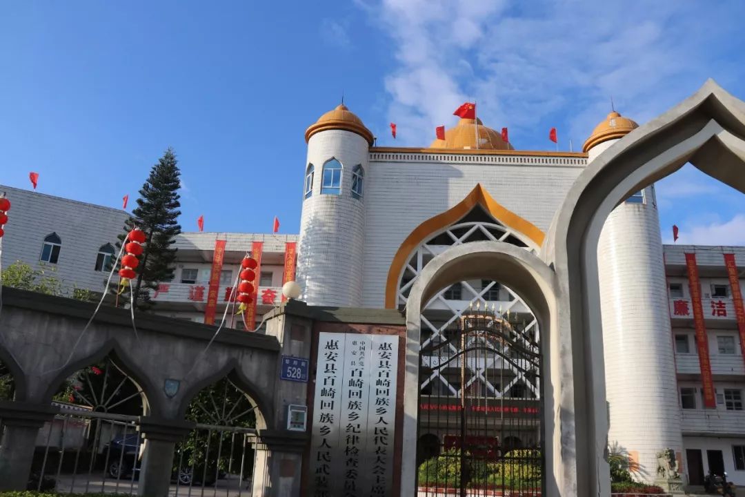 台商区国旗飘扬喜迎国庆