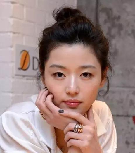 全智贤也是典型的内双眼皮,她的脸型是非常完美的鹅蛋脸,这样的脸型不