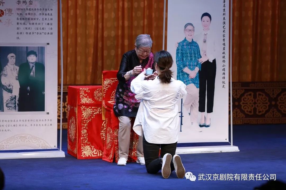 【武汉晚报讯】京剧名家李鸣岩武汉收徒 传艺要求"演好戏做好人"
