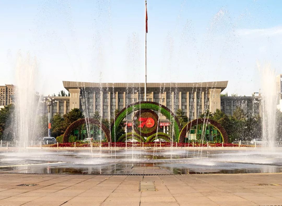 营造出浓浓的节日氛围 昆区政府广场花雕 70年砥砺奋进,70年春华秋实.