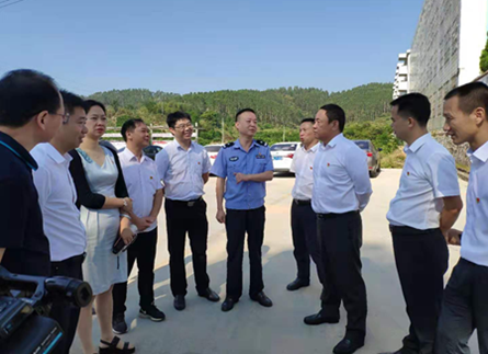 湖南省永兴县委书记赵宇国庆前夕调研学校道路交通安全工作