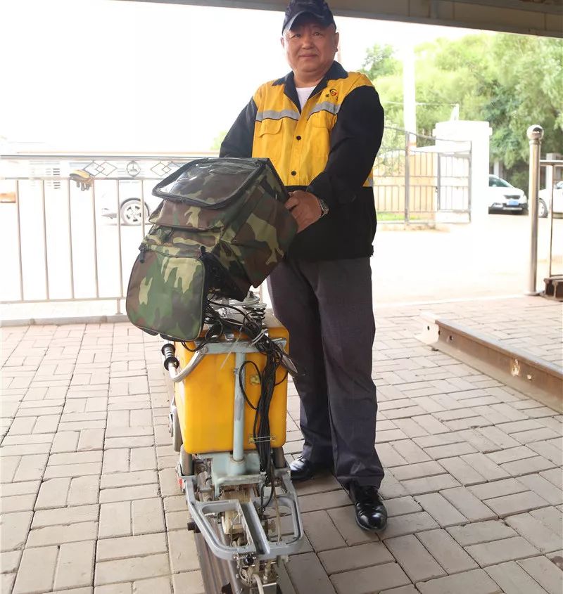 我叫邵国庆是锦州工务段钢轨探伤工我被称为"钢轨医生"消除钢轨病害手