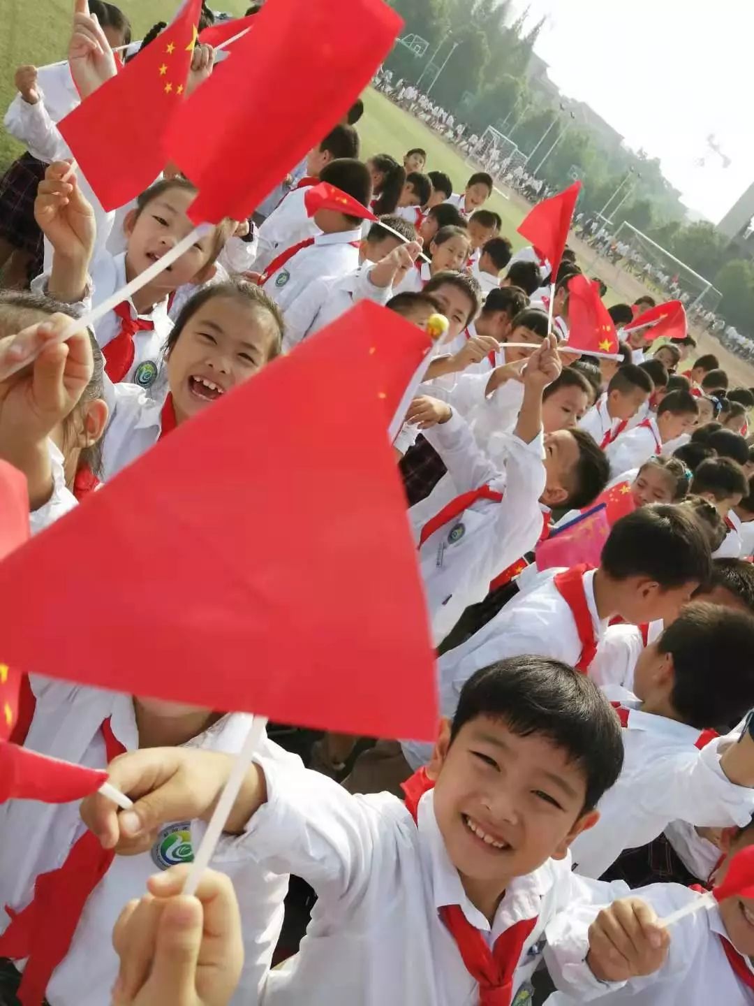 五星红旗飘飘,高唱祖国赞歌——鄞州区实验小学教育集团举行迎国庆