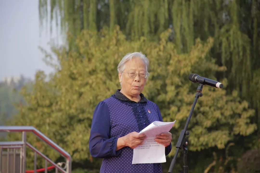 默哀毕,原基础部教授,现83岁高龄的倪沛洲老师为师生们带来《牢记先烈