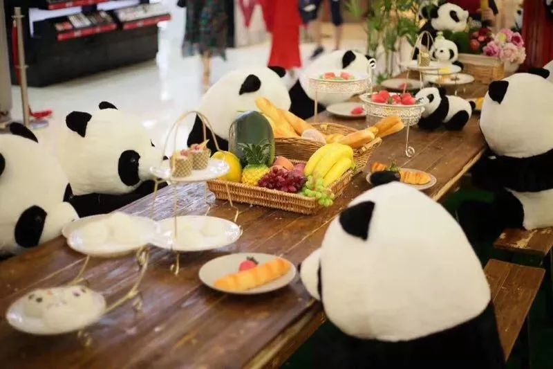 哇国宝熊猫占领远东江滨华府东盟美食节光临贺州这个国庆节来这里就够