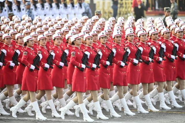 超燃受閱部隊抵達天安門廣場女兵方隊英姿颯爽