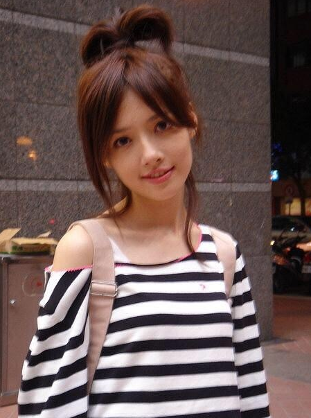 另外从郭碧婷刚出道照片来看,也是非常清纯美丽,跟现在无异,而身边的