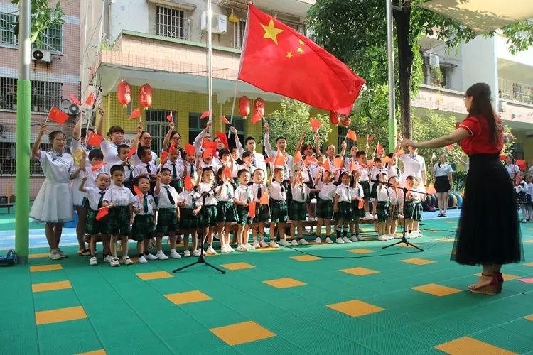 英德市百花實驗幼兒園開展國旗下的愛國主義教育英城街中心小學祝福新