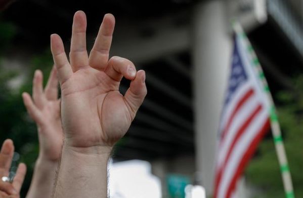 ok手势 西瓜头=种族歧视!在美国这样做小心被打