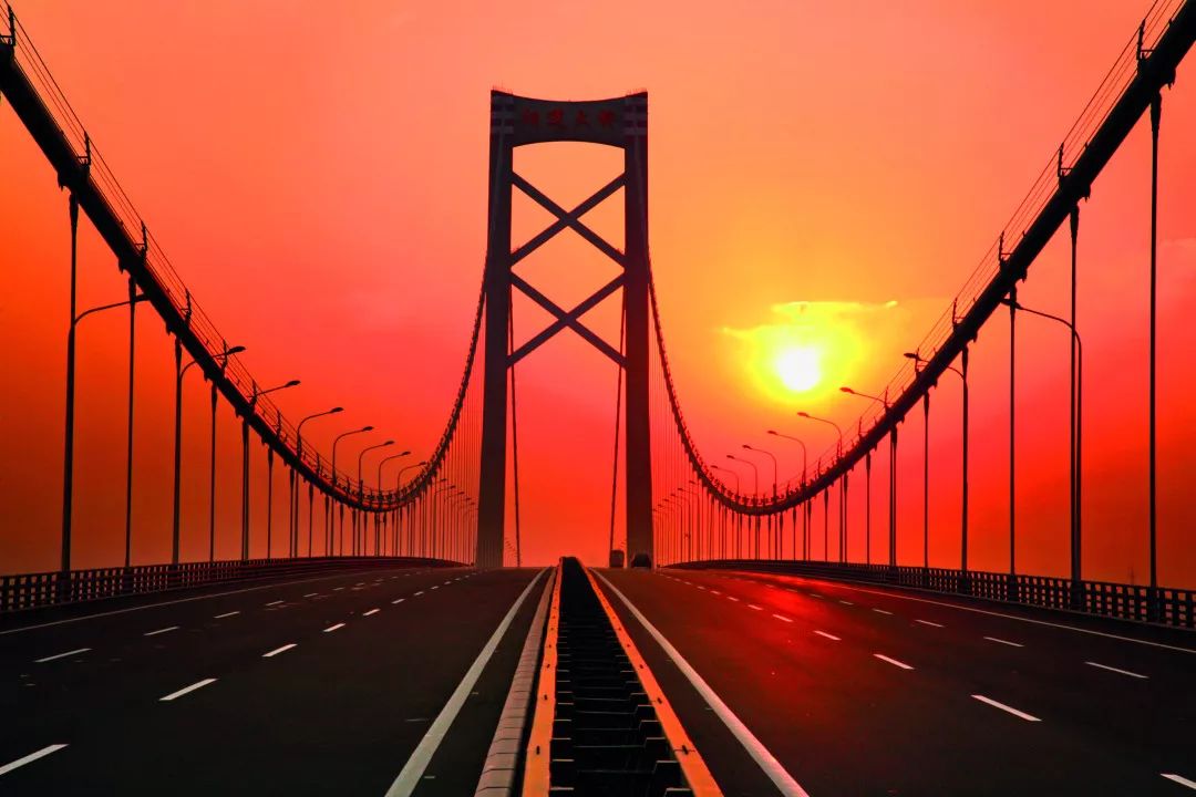 (图源于网络)右图:2014年武汉鹦鹉洲长江大桥通车左图:1957年武汉长江