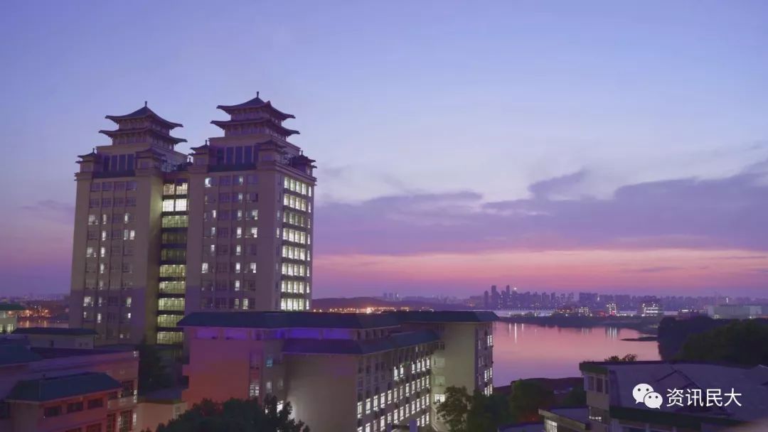 水天一色冬有寒梅,湖中映雪悠悠南湖水,巍巍双子塔塔里藏书万卷,民大