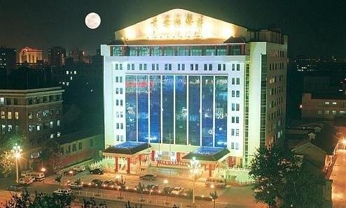 几年时间里先后投资5亿元兴建了丽苑公寓,总投资20亿元建设了利山大厦