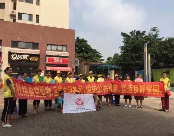 活动中,大家顶着炎热的太阳,手举宣传横幅,高声宣读宣传口号,从中惠松