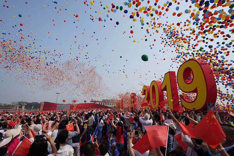 天安门广场,放飞五彩的气球.