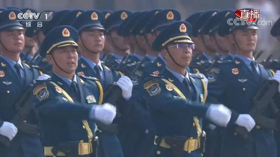 领导指挥方队,领队是姜国平少将,陈作松少将.