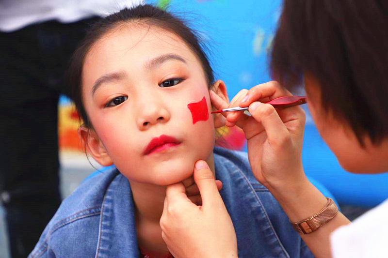 【亮点二】免费的面部彩绘和小国旗,处处表达我们对祖国的热爱.