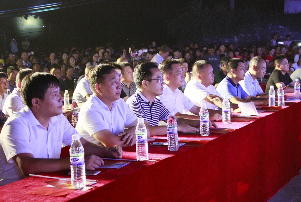 江西兴国:古龙岗镇举办"庆国庆,助脱贫"文艺晚会_兴国县