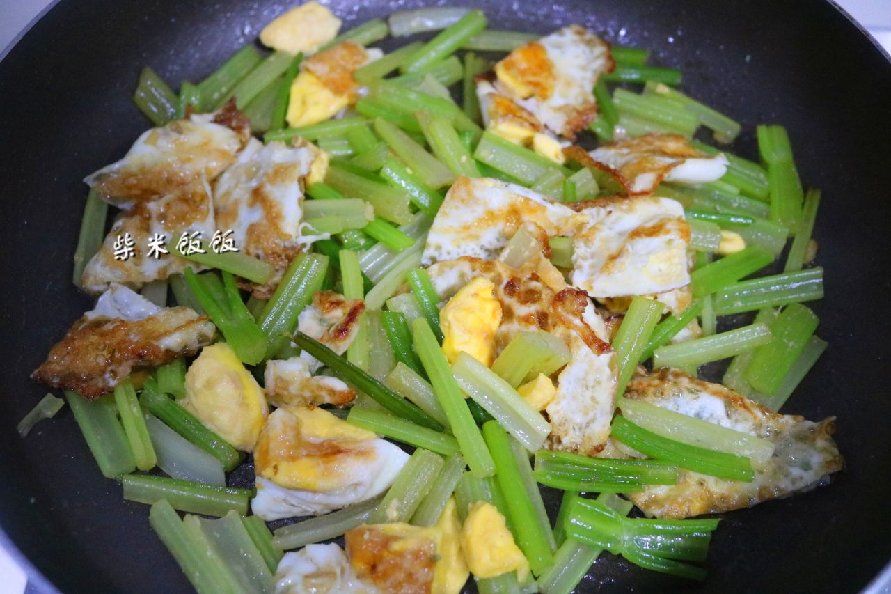 芹菜别总炒肉了,把肉换成这食材,花钱少,营养和美味却不少