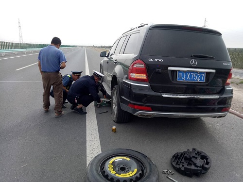 库车路政,交警高速路上帮换轮胎 暖心之举获称赞