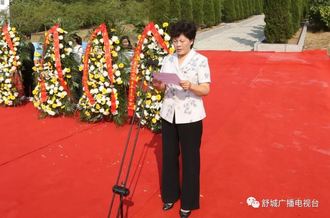 敬献花篮县委书记金德元整理花篮缎带全体人员依次向革命烈士敬献鲜花