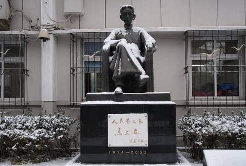 万全道小学要为马三立塑铜像,有三个备选方案,为何最后选定这个_先生